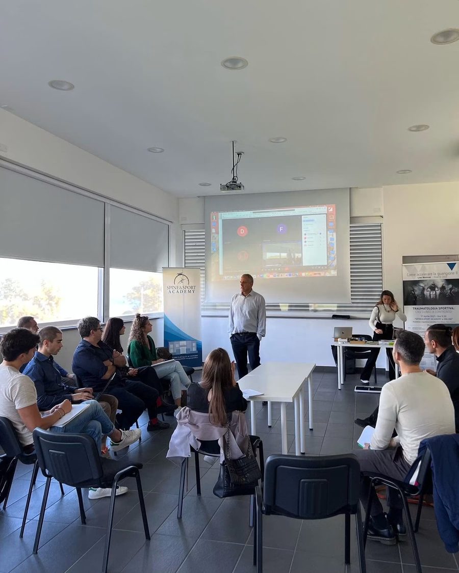 Relatore durante un incontro formativo della Spine&Sport Academy